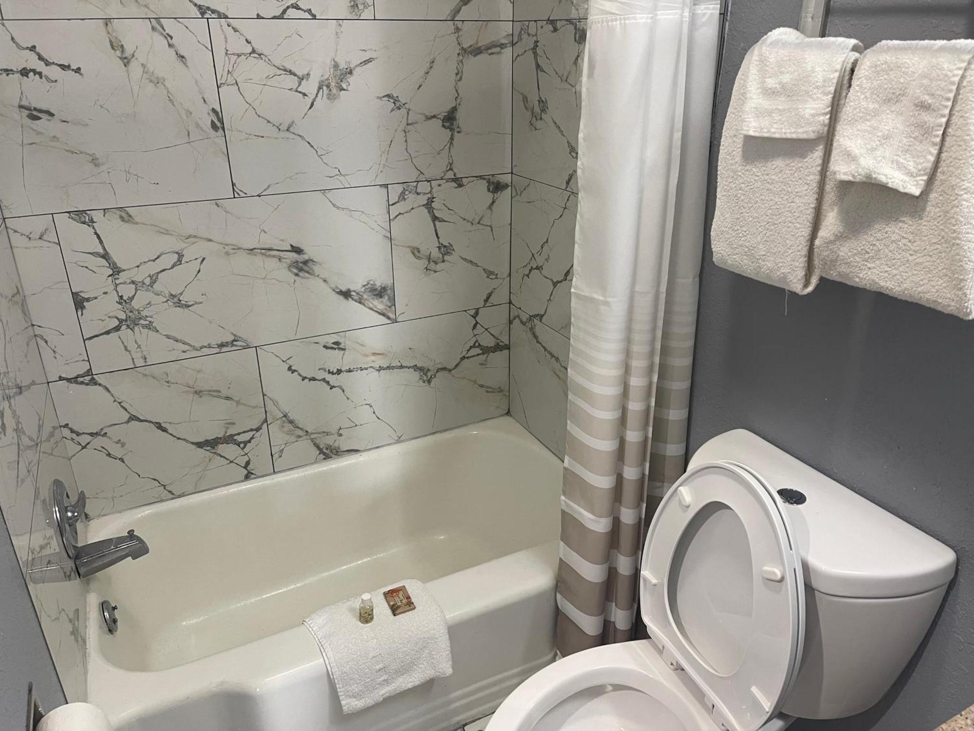 Americas Best Value Inn-Savannah Bagian luar foto